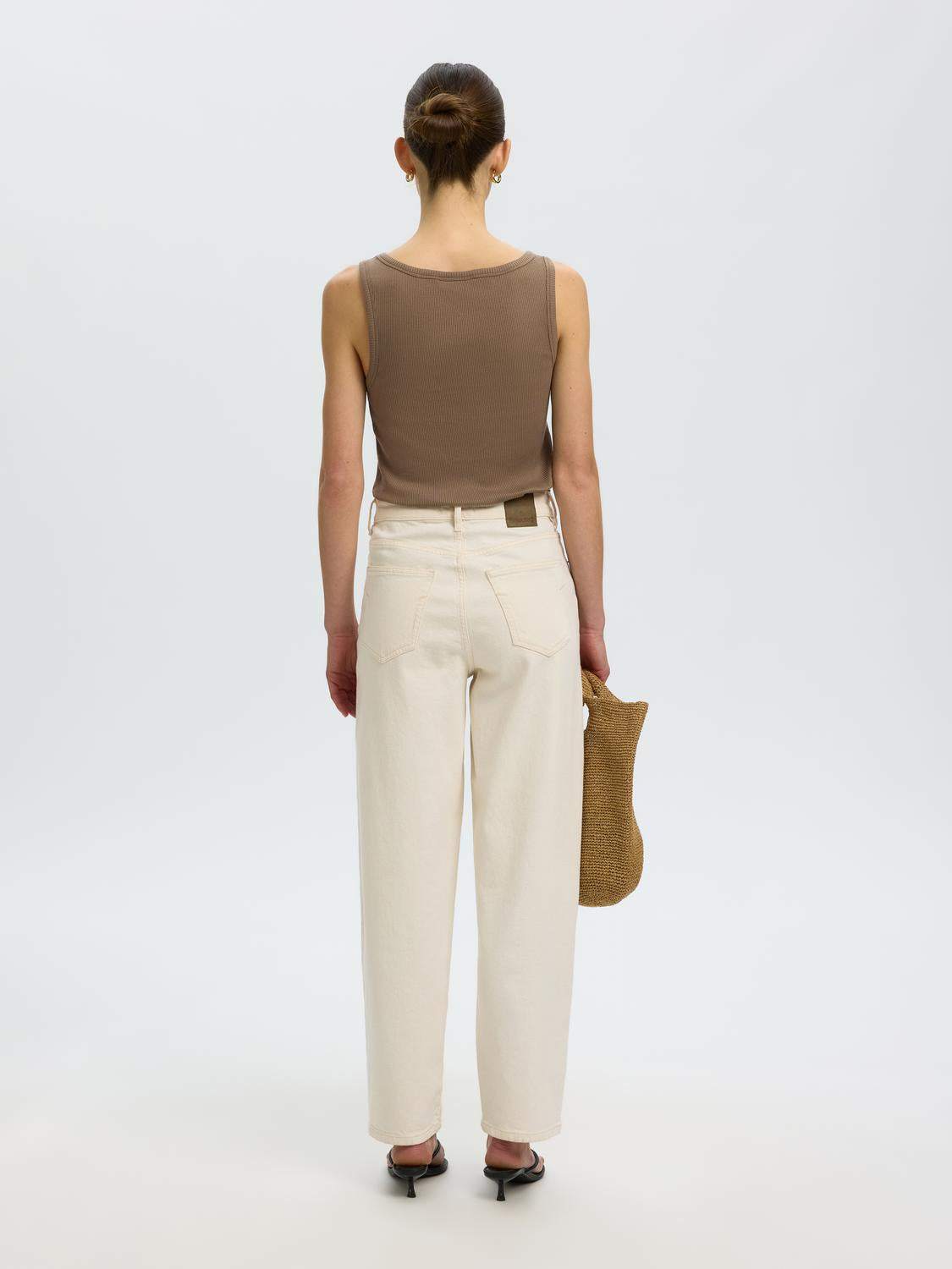 model_shot-back
